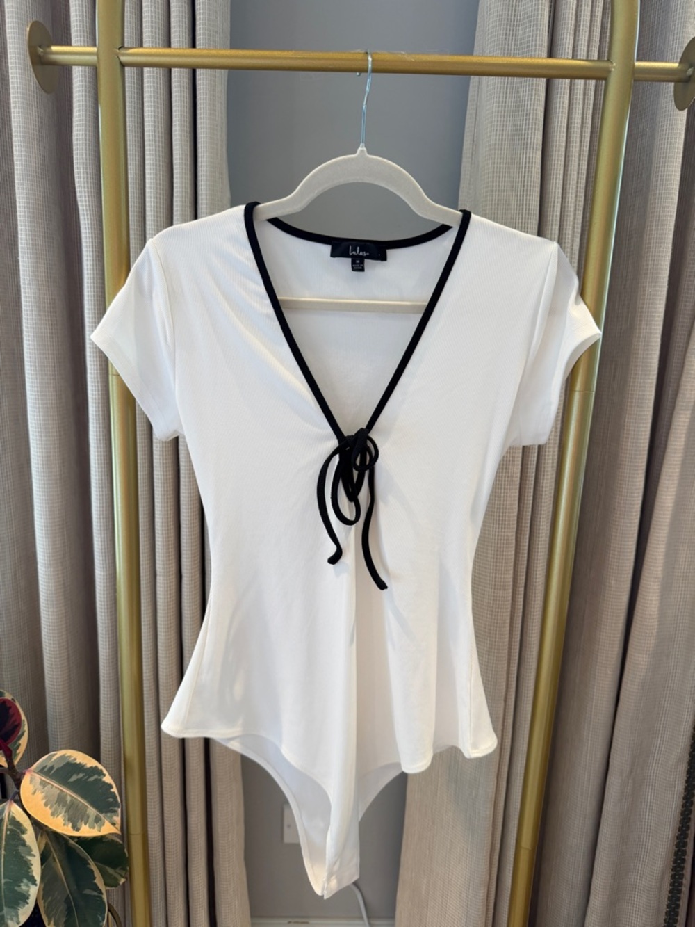 NWOT!! Lulu's White Short-Sleeve Bodysuit with Black Trim and Front Tie